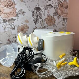 Medela White and Yellow Breast Pump Set